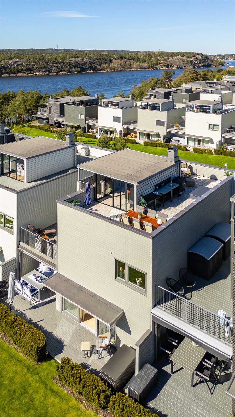 Boligen har en flott plassering i feltet med utsikt og gode solforhold på takterrassen. Galleribilde