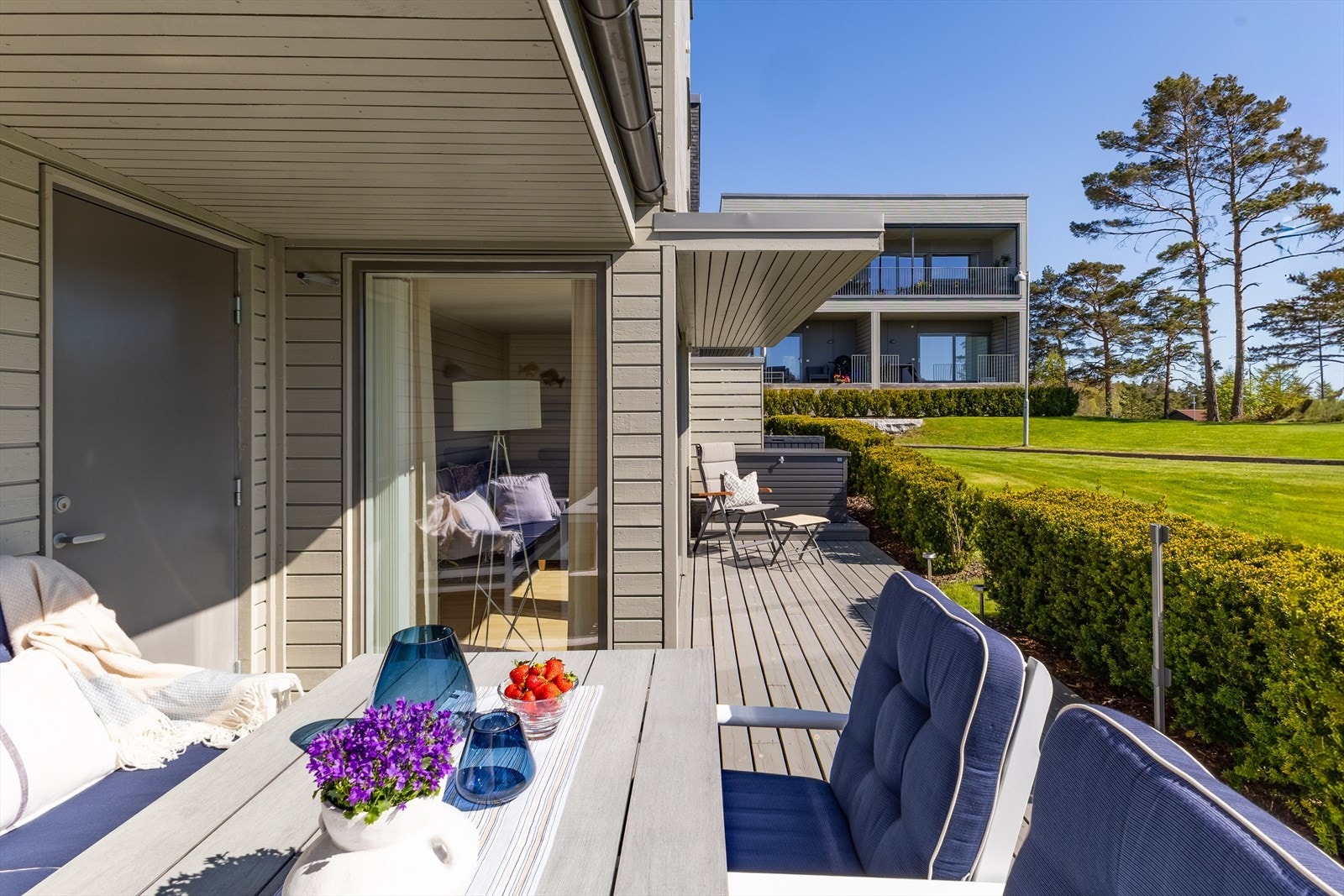 Fra stuen er det utgang til en sørvestvendt terrasse via en heve-skyvedør i glass. Galleribilde