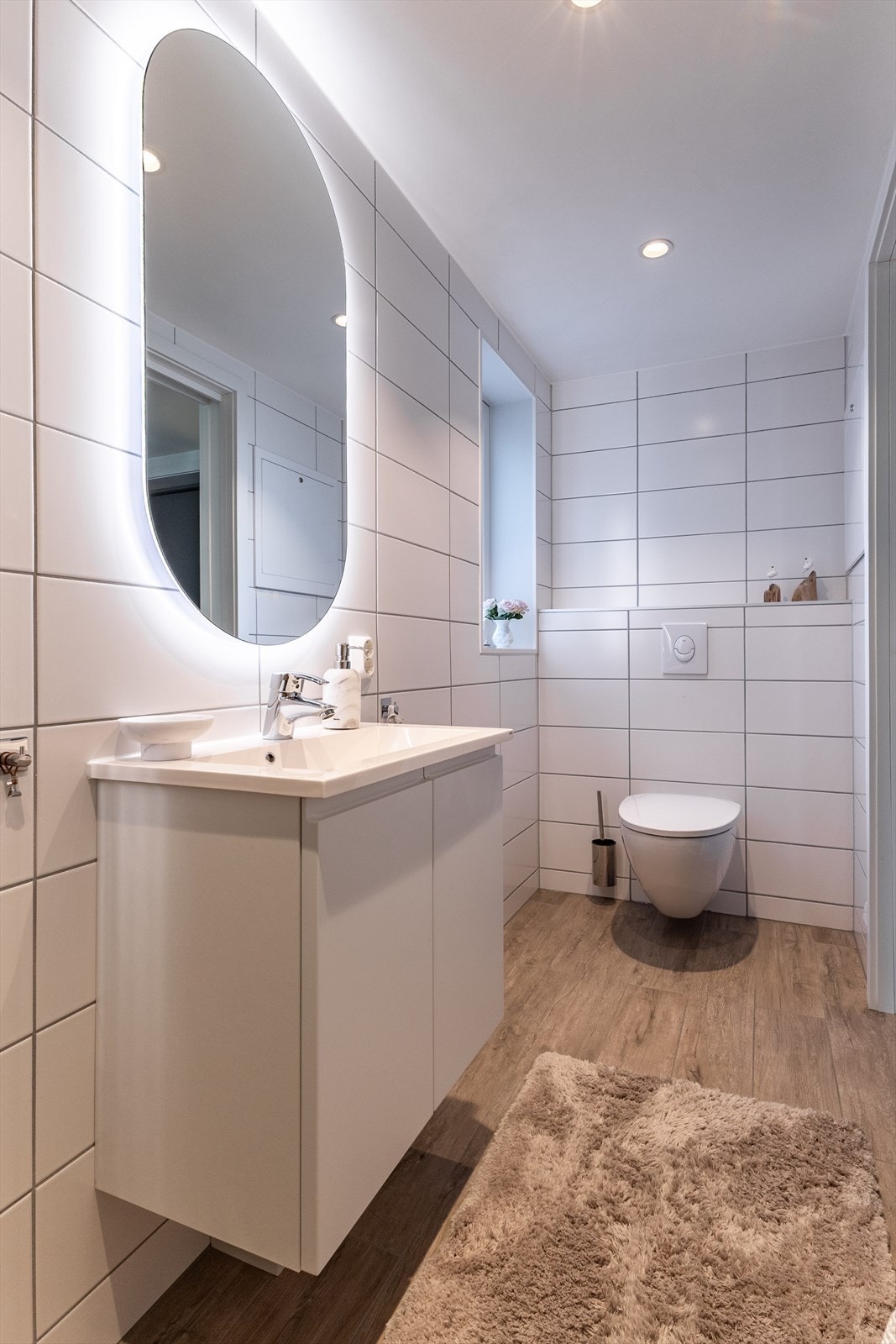 Badet i første etasje har flislagt gulv med varmekabler, vegghengt toalett og servantinnredning. Galleribilde