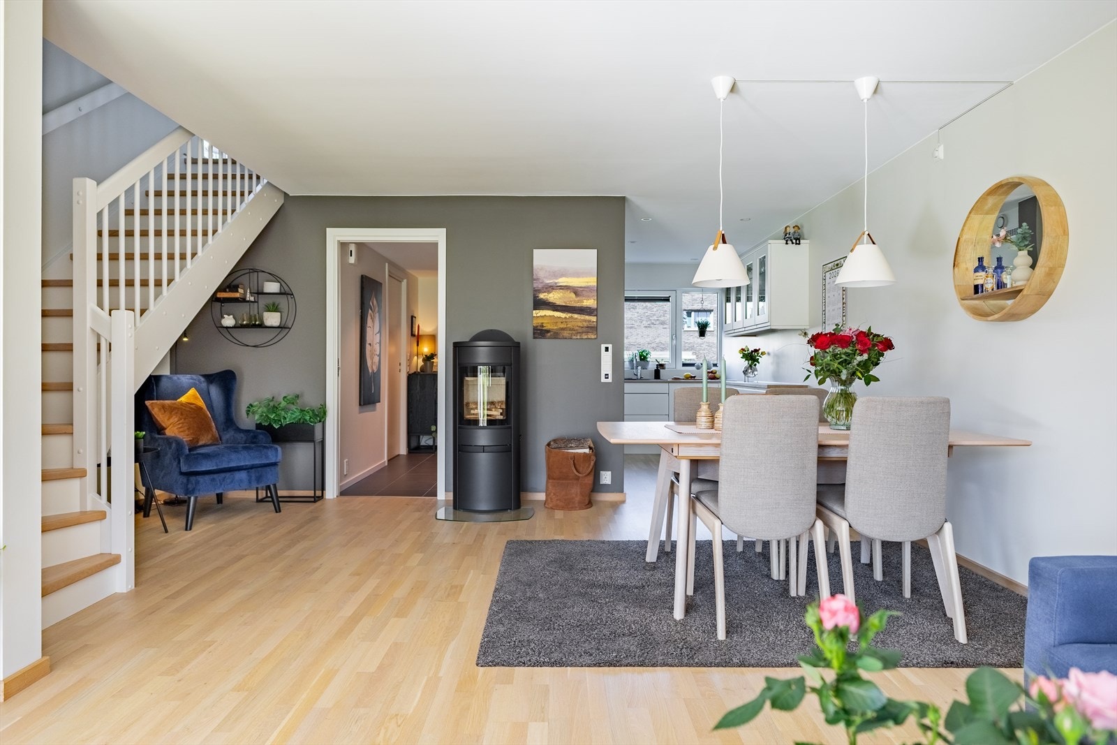 En moderne vedovn i stuen gir ekstra varme og hygge på kalde dager. Galleribilde
