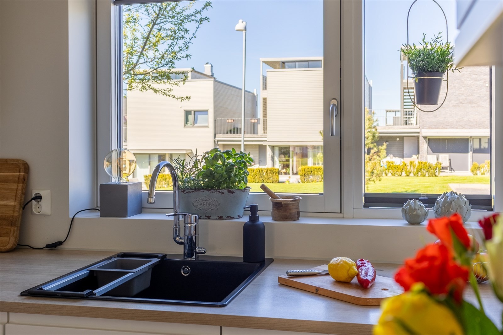 Praktisk glassplate er montert mellom benk og overskap for enkelt renhold. Galleribilde