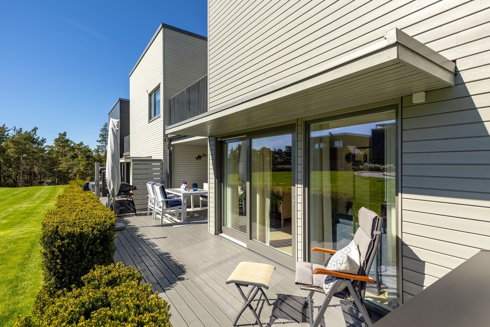 Den sørvestvendte terrassen på bakkeplan er et perfekt sted for ettermiddagssol. Galleribilde