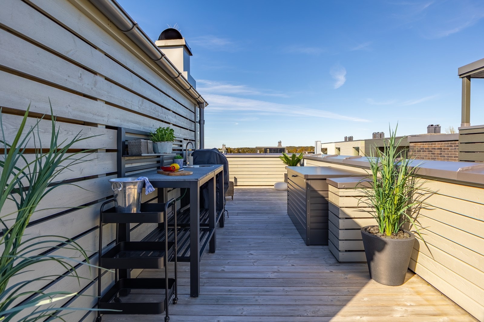 Uteplassen er tilrettelagt med plass for utekjøkken og grill. Galleribilde