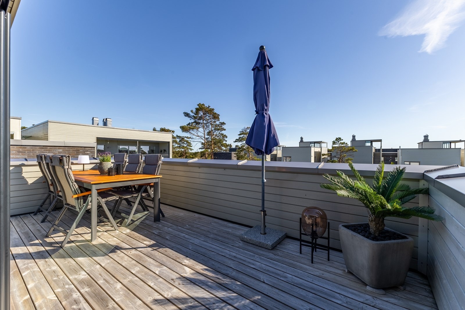 Takterrassen har god plass til en romslig spisegruppe for sosiale sammenkomster. Galleribilde