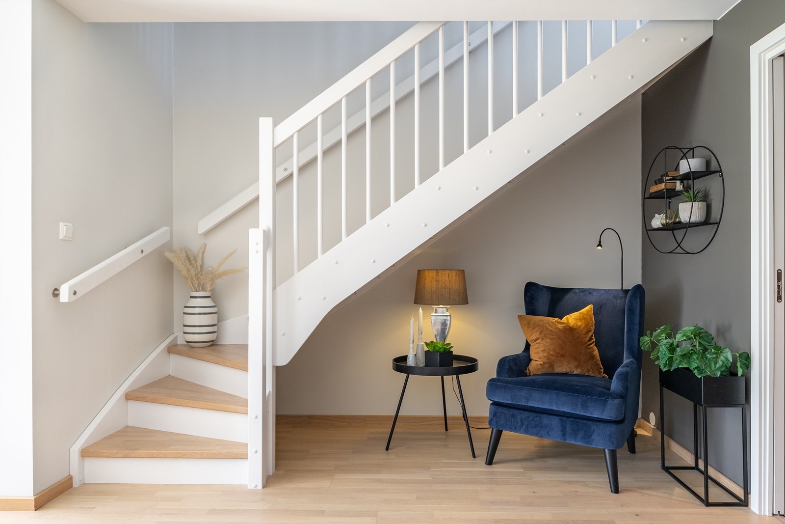 Den innvendige trappen er en malt tretrapp med solide eiketrinn. Galleribilde