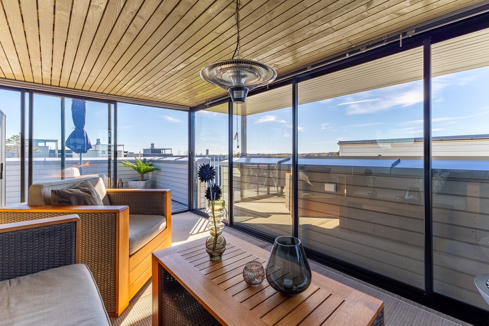 En innglasset del av takterrassen forlenger utesesongen og gir en lun uteplass uansett vær. Galleribilde