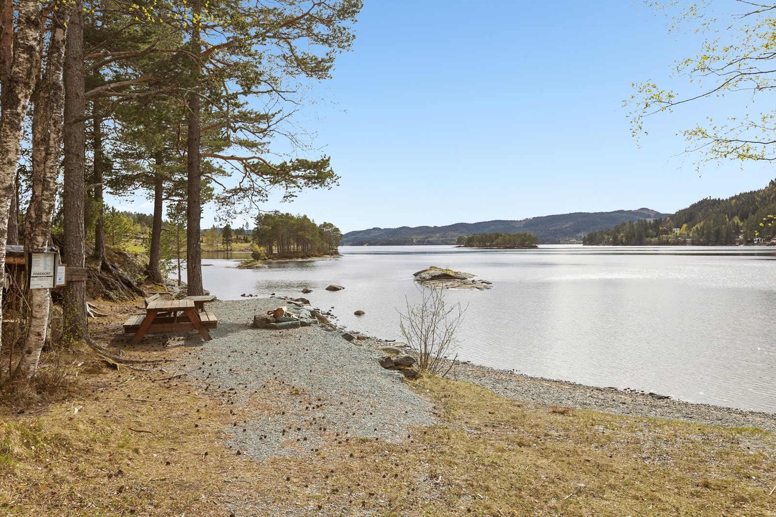 Idylliske Ånøye kan innby med ulike badeplasser, her selges fiskekort og er et stort og fint vann for turskøyter på vinteren Galleribilde