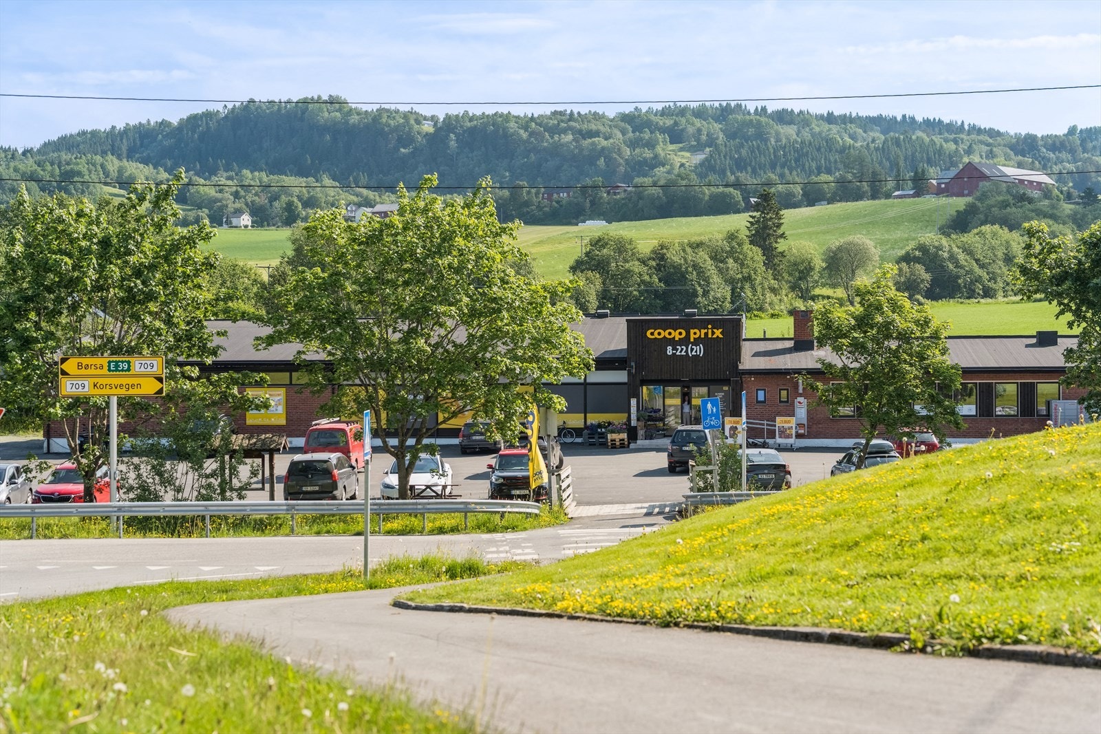 Den lokale nærbutikken på Venn er 5 min fra eiendommen med bil Galleribilde