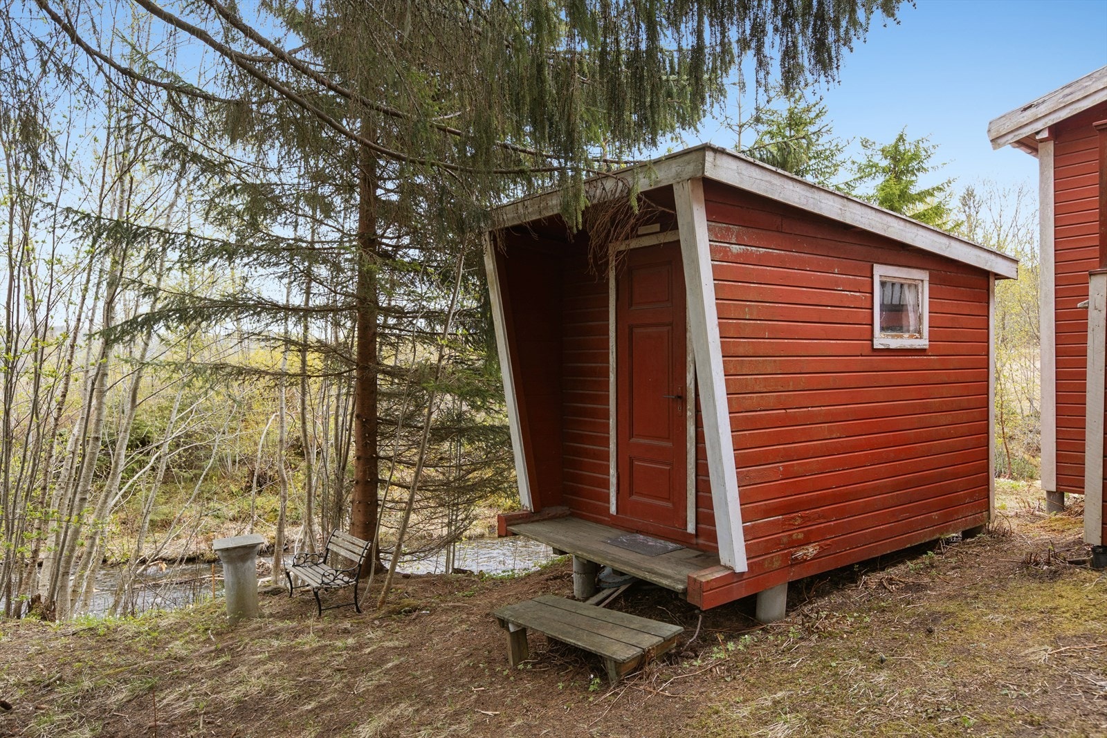 På eiendommen har man rikelig med oppbevaringsplass ved inngangen, under hytten og en egen bod på ca. 5 kvm Galleribilde