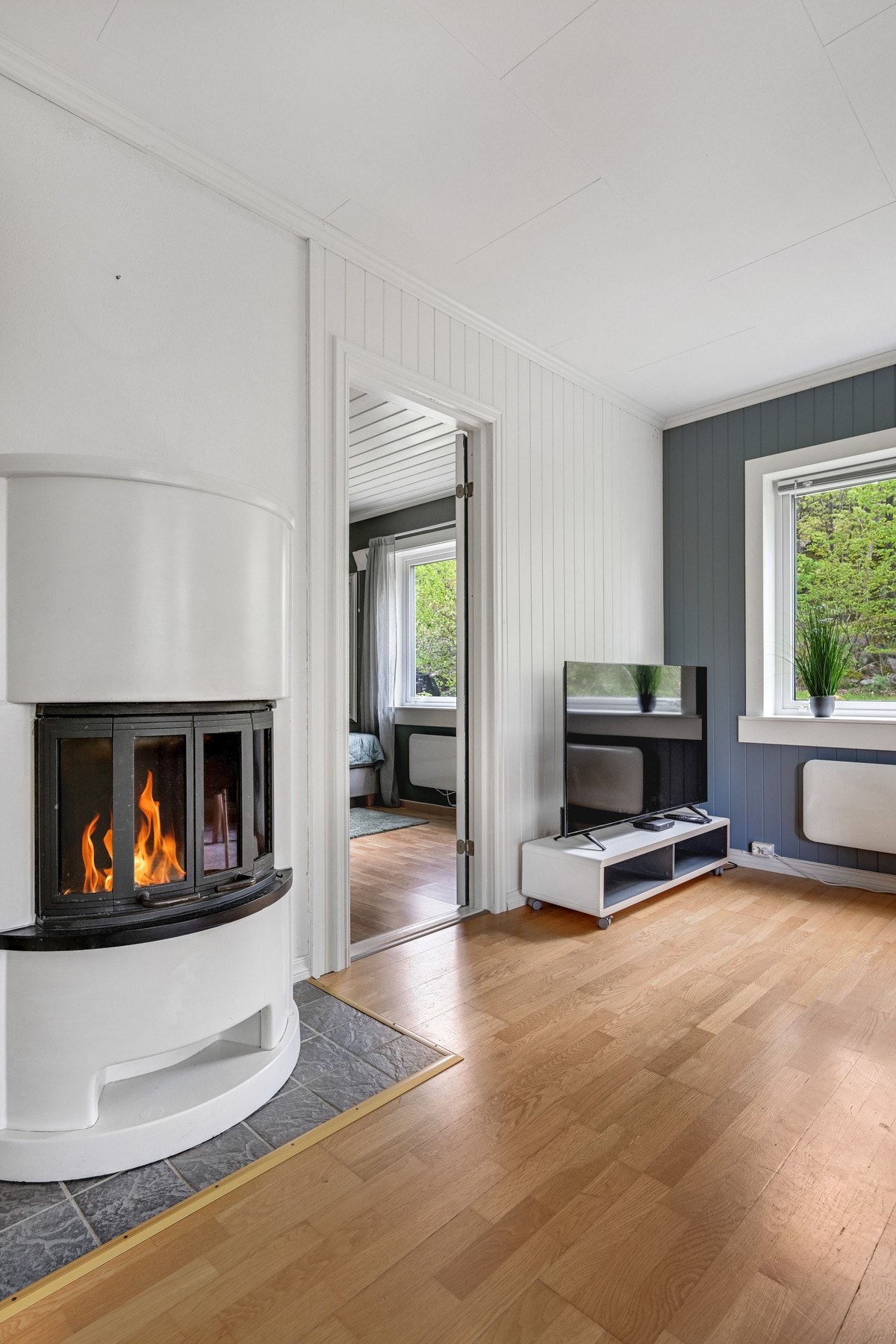Kjekt med peis når det blir vinter igjen - men det er lenge til - nå er det vår og snart sommer.... Galleribilde