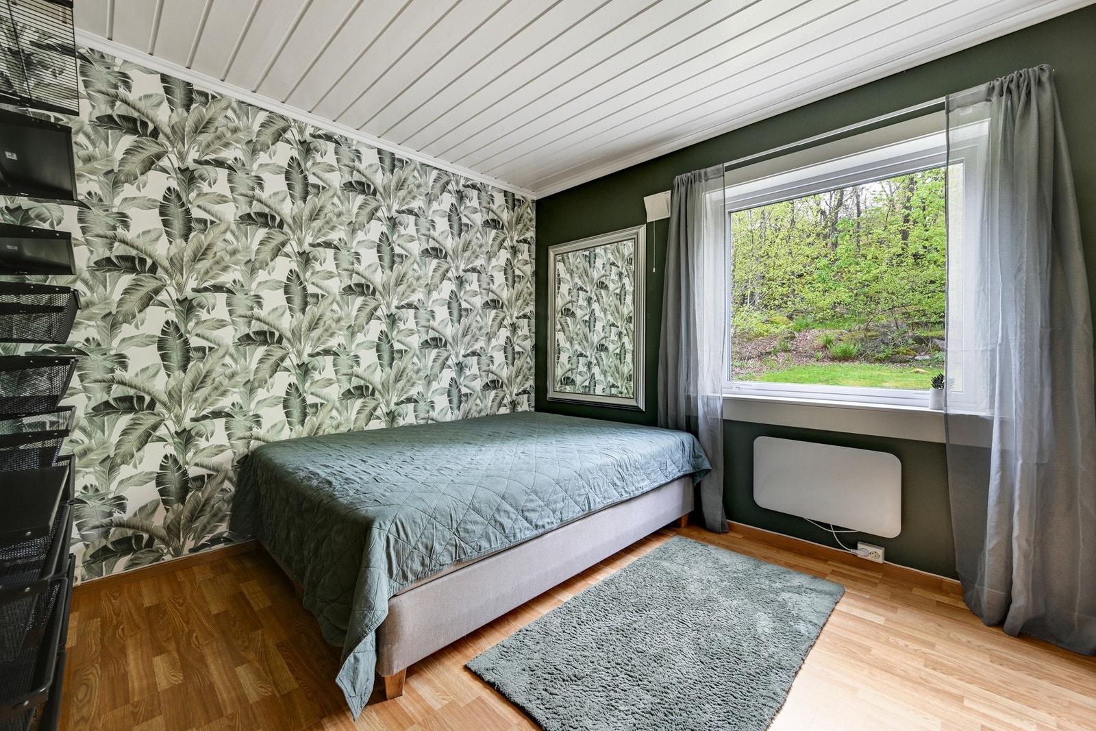 Soverom med vindu inn mot skogen - her er det både rådyr og fuglekvitter... Galleribilde