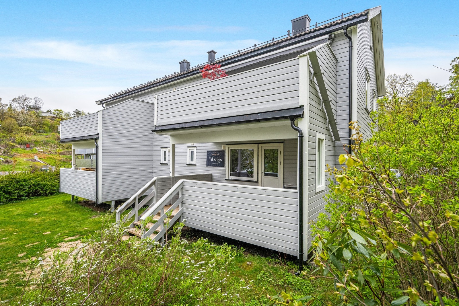 Det er som vi ser også trapp fra balkongen og ned til hagen Galleribilde