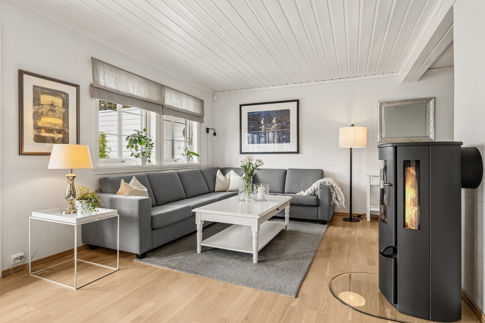 Stuen er oppgradert i nyere tid med nytt gulv og overflater i moderne fargekombinasjoner. Galleribilde