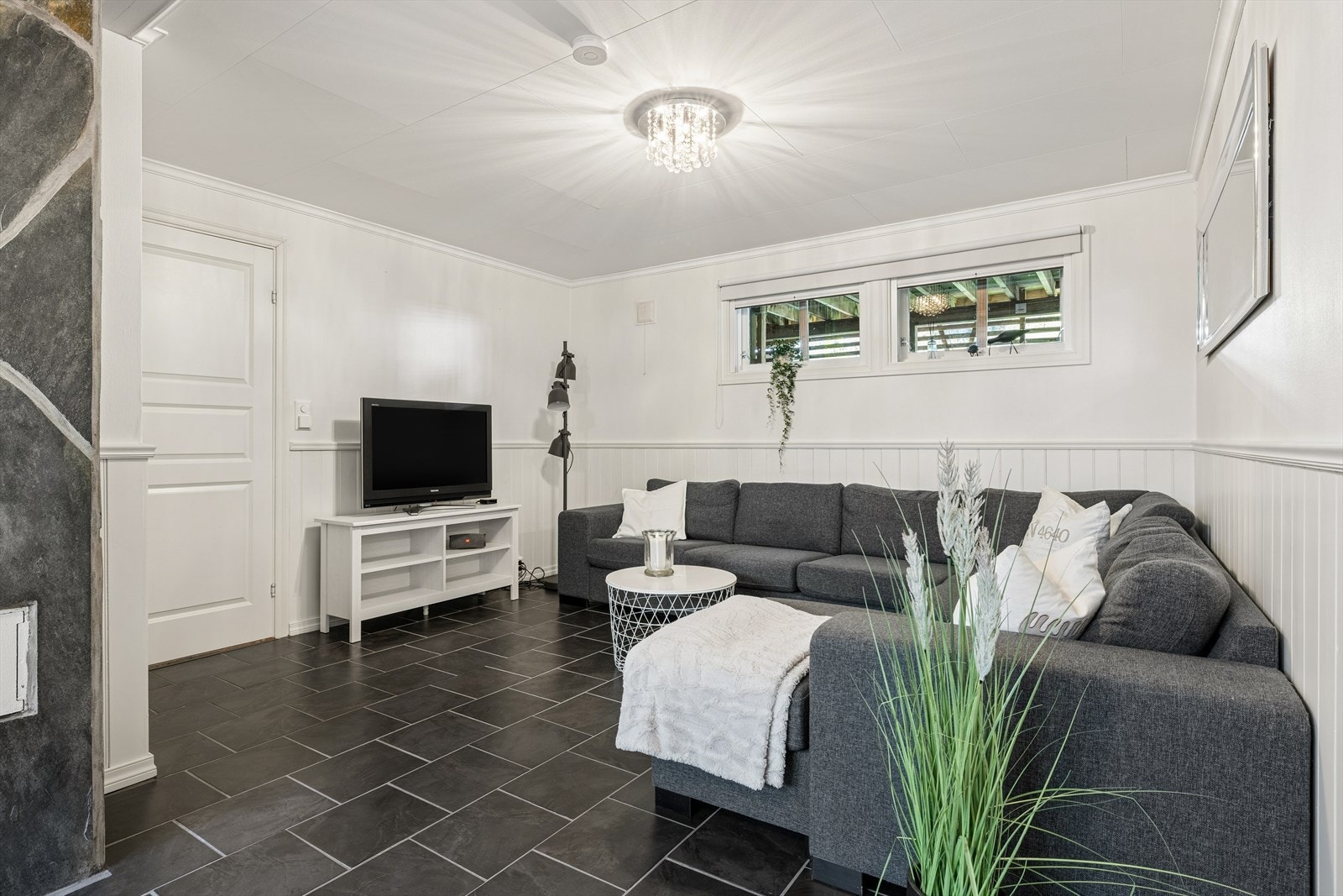 Kjellerstue av svært god størrelse. Galleribilde