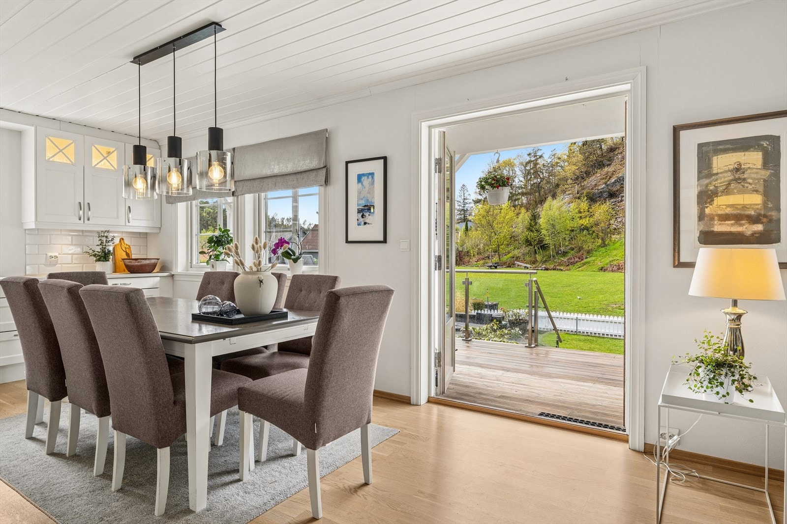 Fra stue og kjøkken er det utgang til et nydelig uteområde, pent opparbeidet med terrasse og hage. Galleribilde