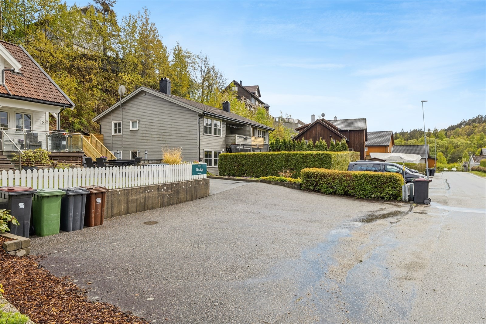 Rikelig med biloppstillingsplass på fremsiden av boligen. Galleribilde