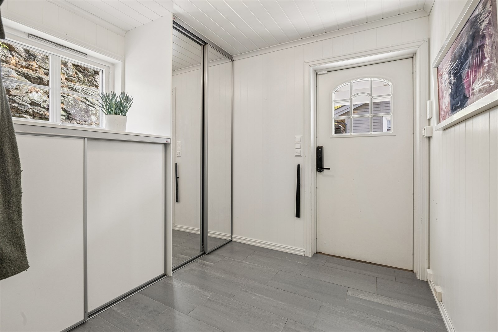 Velkommen inn! I gangen blir du møtt med praktisk, flislagt gang med varmekabler og rikelig med oppbevaringsplass til yttertøy. Galleribilde