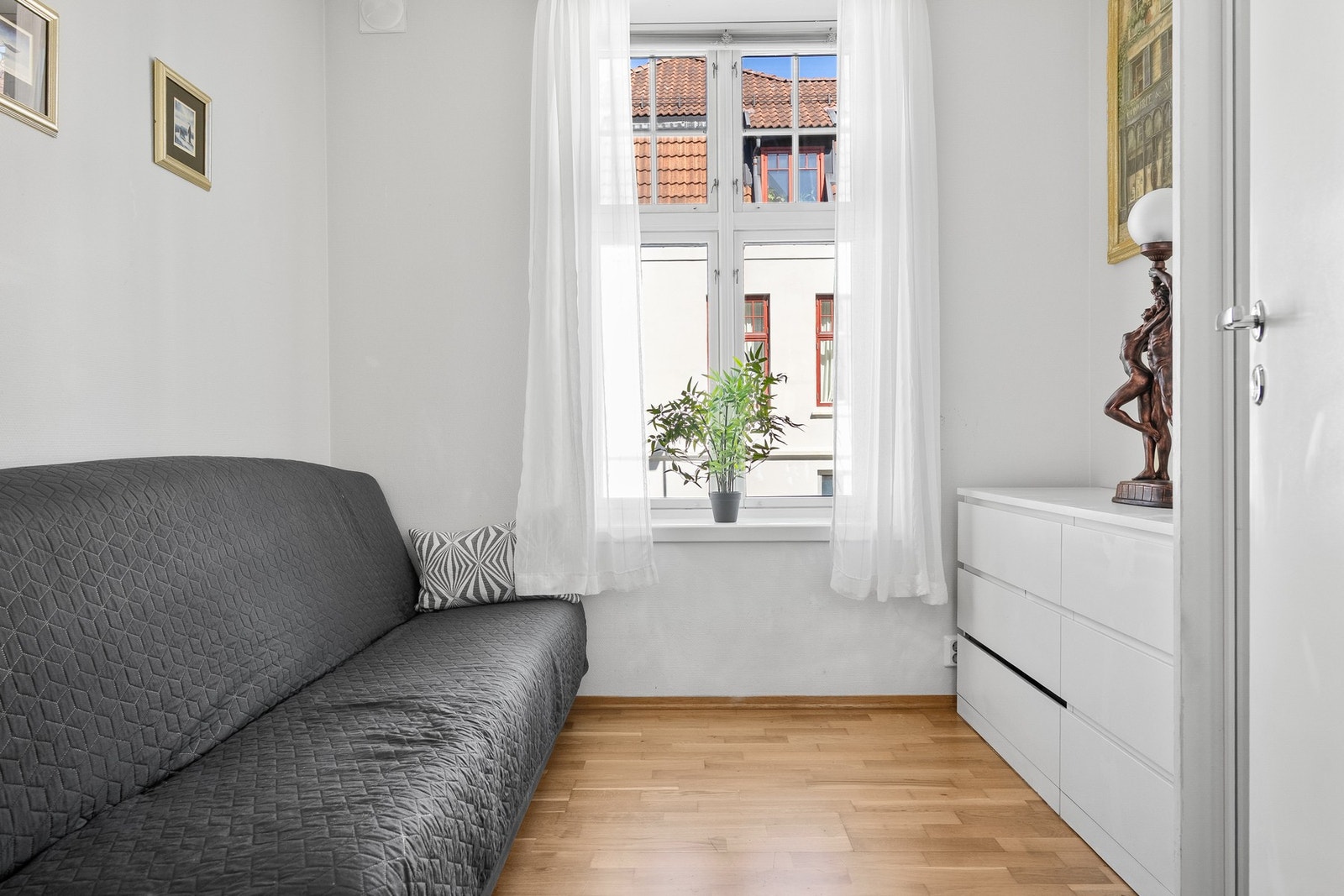 Soverommet nummer to passer fint til barnerom, gjesteplass eller hjemmekontor. Galleribilde
