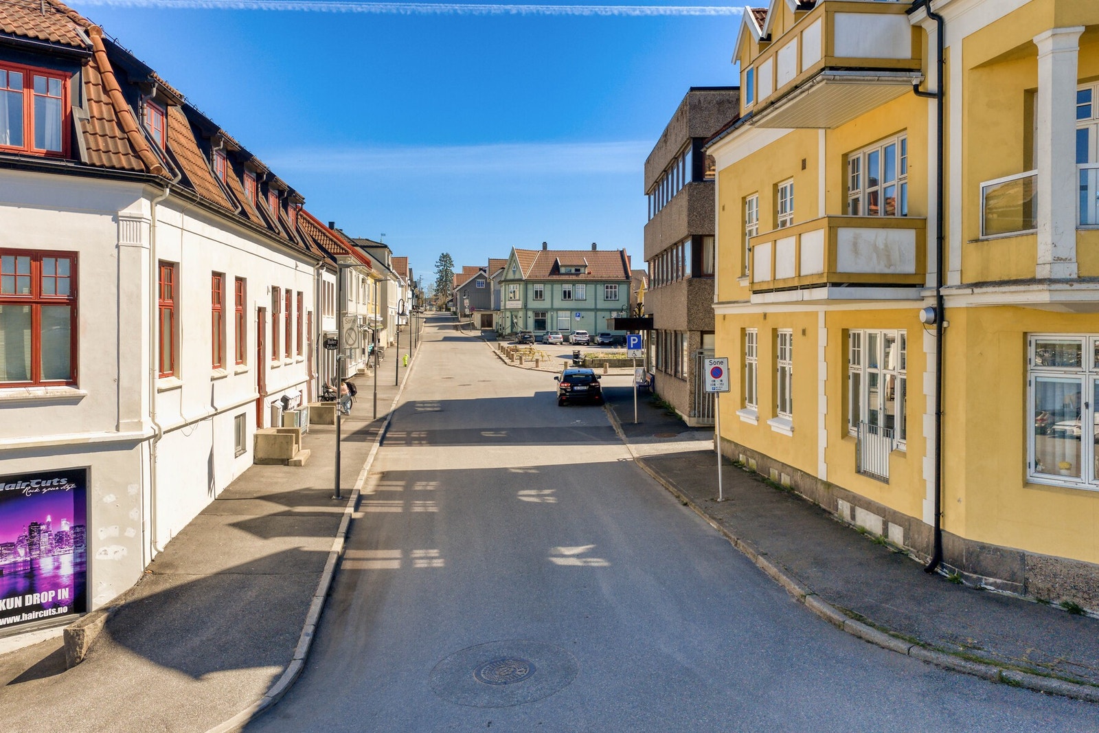 Leiligheten ligger sentralt, i nærheten av torget med et variert tilbud med blant annet bakeri, klesbutikker, pub og frisør. Galleribilde
