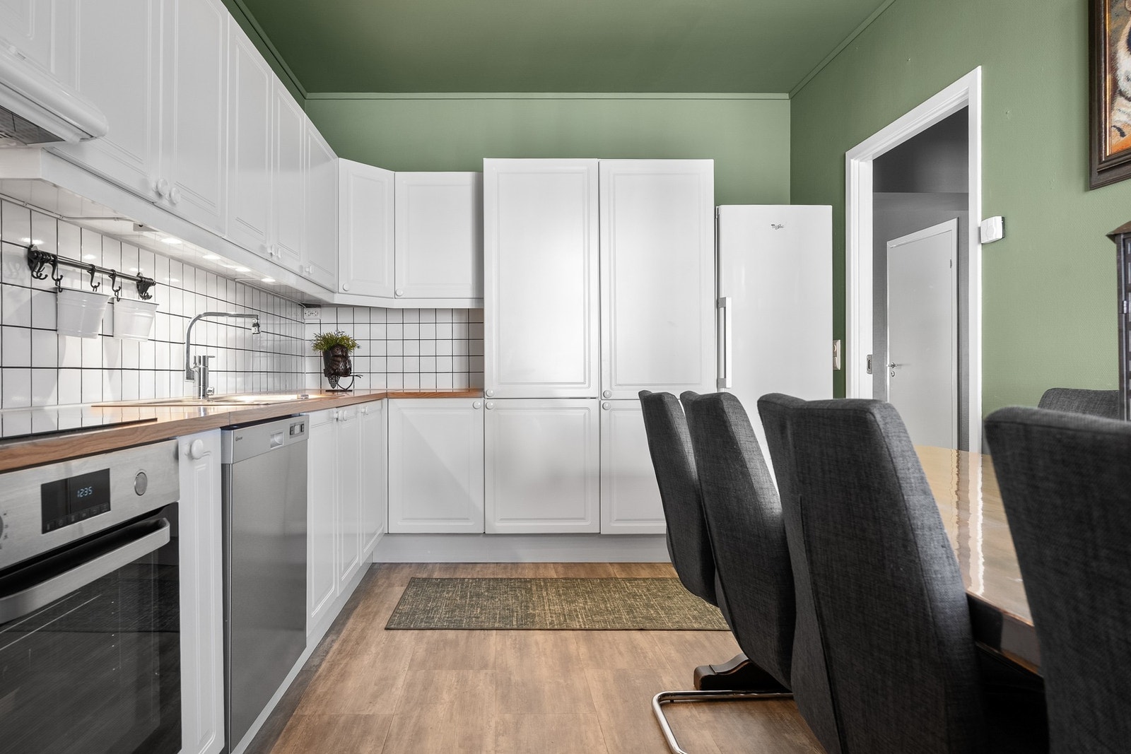 Belysning med downlights i himling samt lys under overskap. Galleribilde