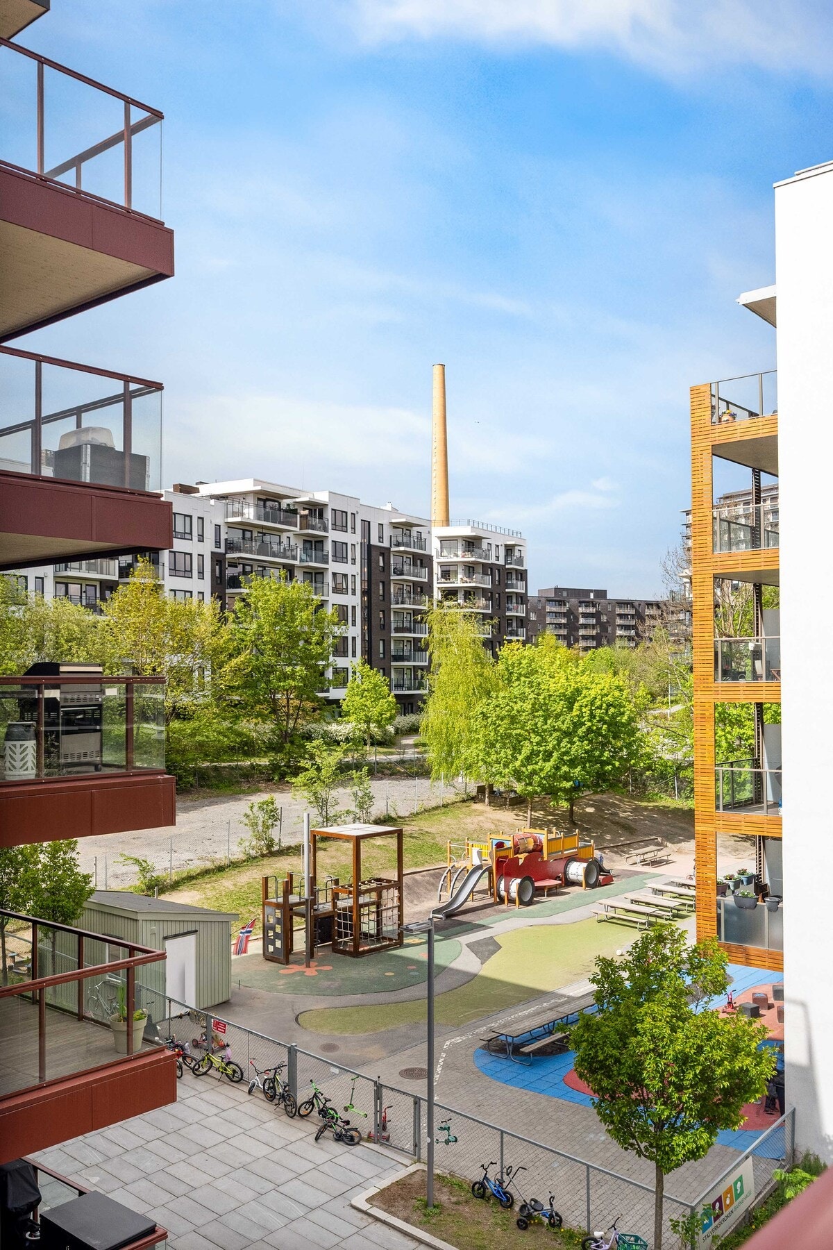 For de minste er det en flott lekeplass mellom byggene. Galleribilde