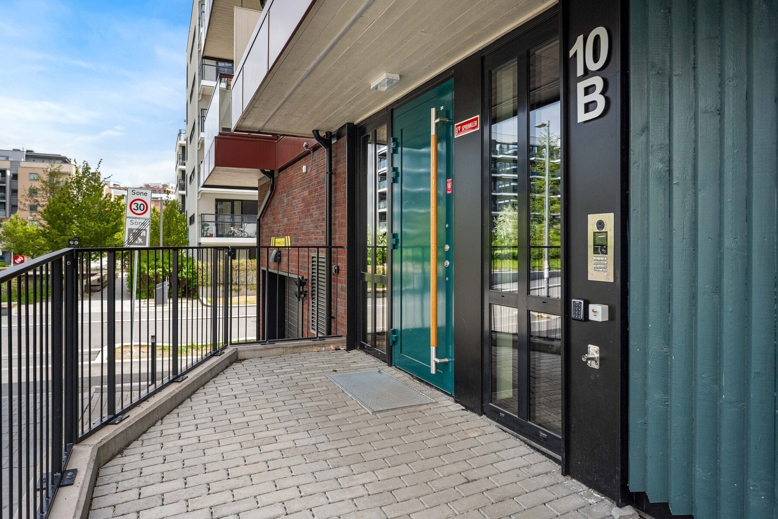 Hyggelig inngangsparti ønsker oss varmt velkommen! Galleribilde