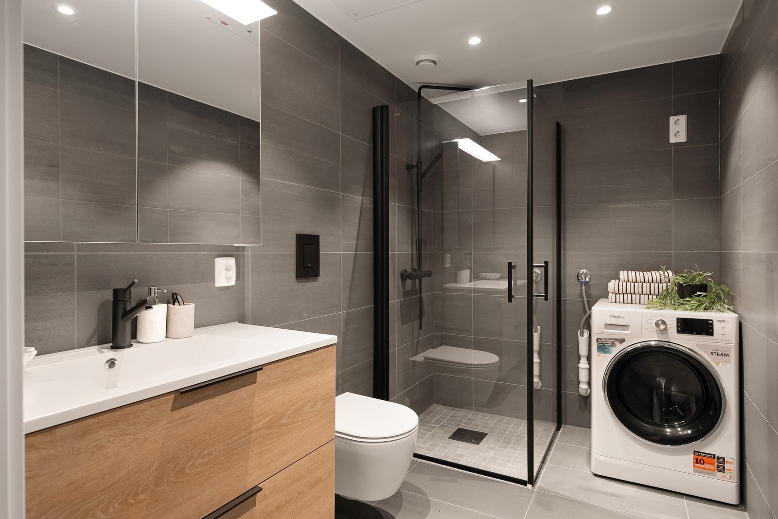 Badet fremstår moderne og innbydende med tidsriktige farger og innredning. Galleribilde