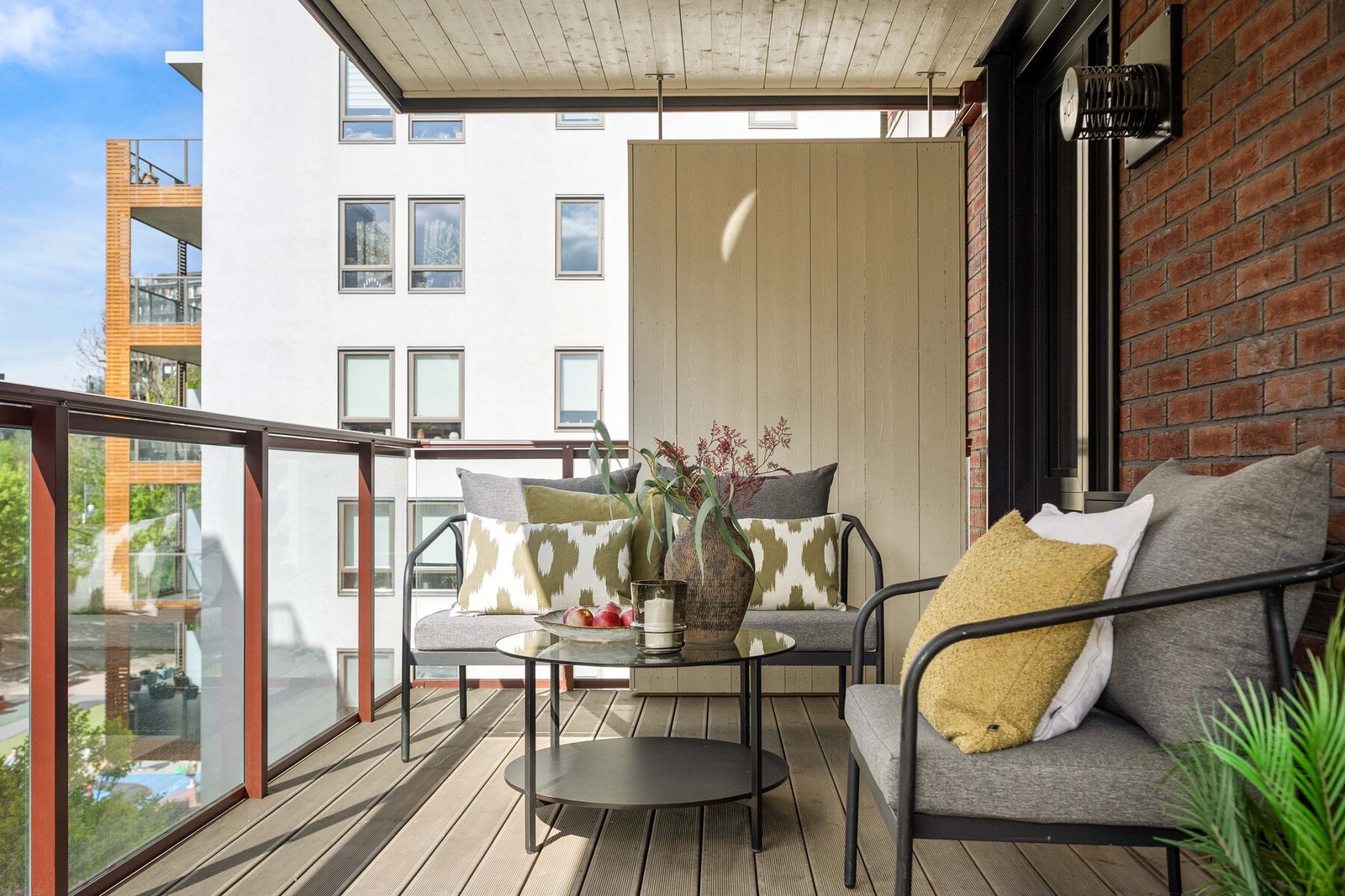 Her er det god plass til både utemøbler og hyggelige sammenkomster. Galleribilde