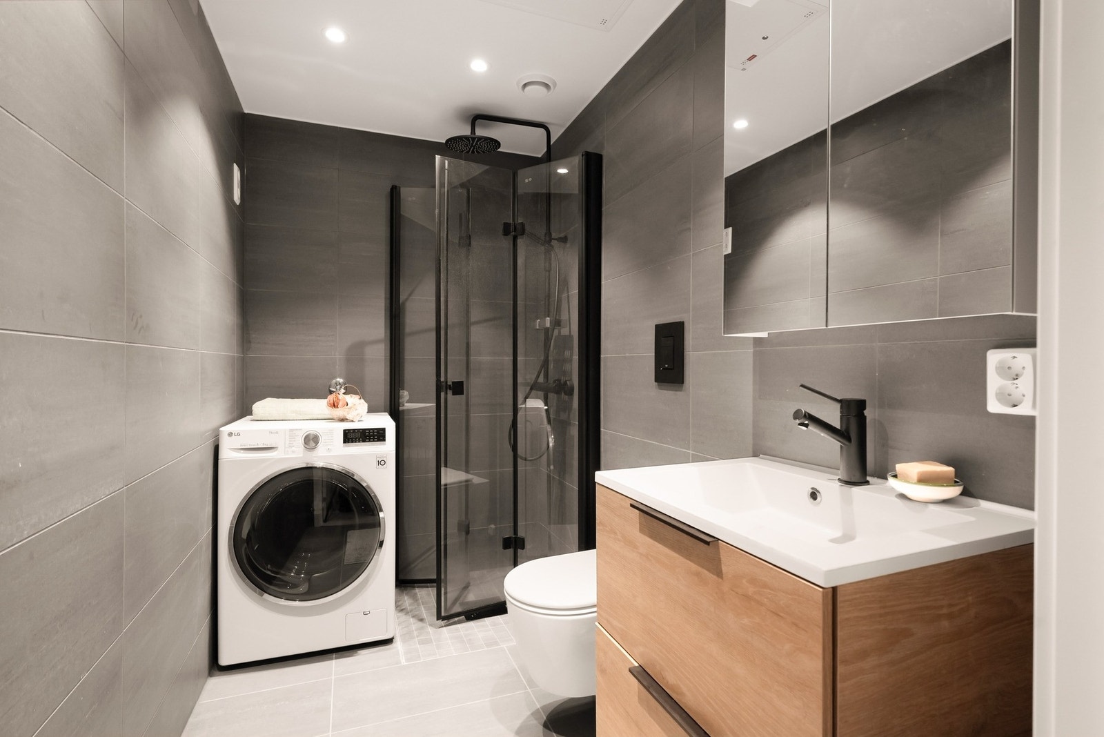 Badet i hybelen har også samme materialer og farger som det andre badet. Dette gir en fin helhet i leiligheten. Galleribilde