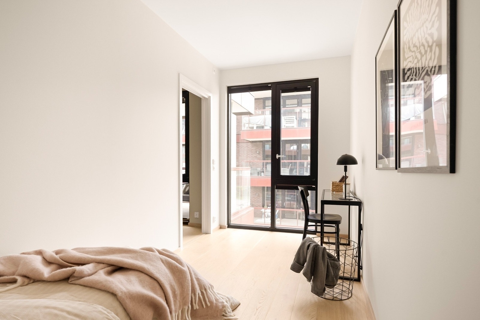 Det er god plass til både seng, arbeidsplass og garderobe. Galleribilde