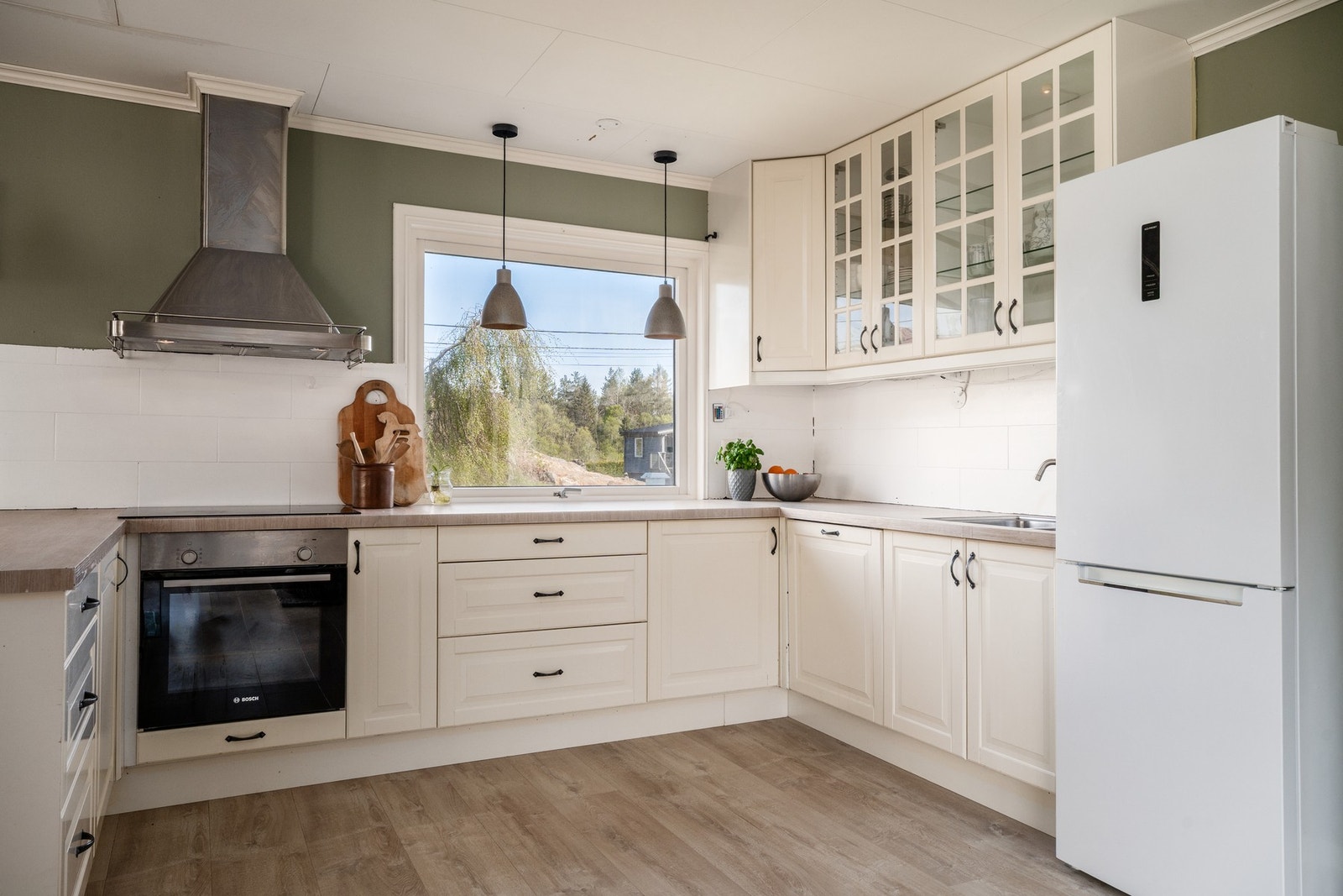 Flott og tidløst kjøkken med integrerte hvitevarer som stekeovn, platetopp og oppvaskmaskin. Innredningen er fra IKEA og er satt inn i 2010. Galleribilde