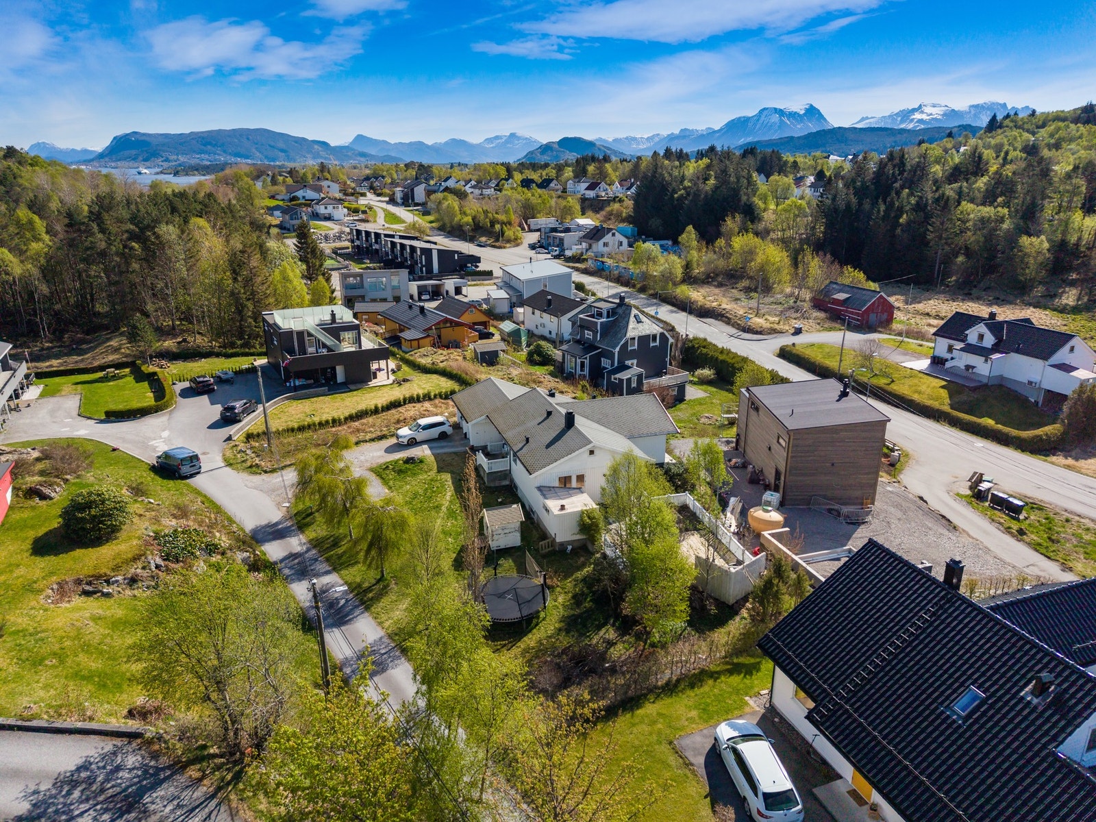 Husk påmelding til visning, og om oppsatt tid ikke skulle passe kontakt megler for avtale om privatvisning. Galleribilde