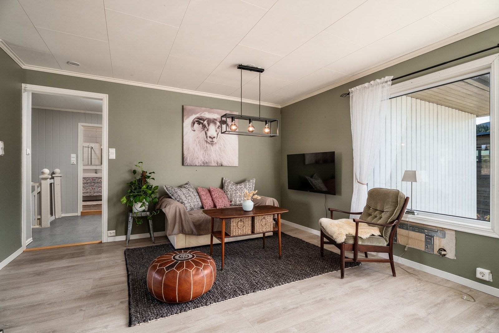 Stuen oppleves som luftig og stor, med flere soner for møblering etter eget ønske. Galleribilde