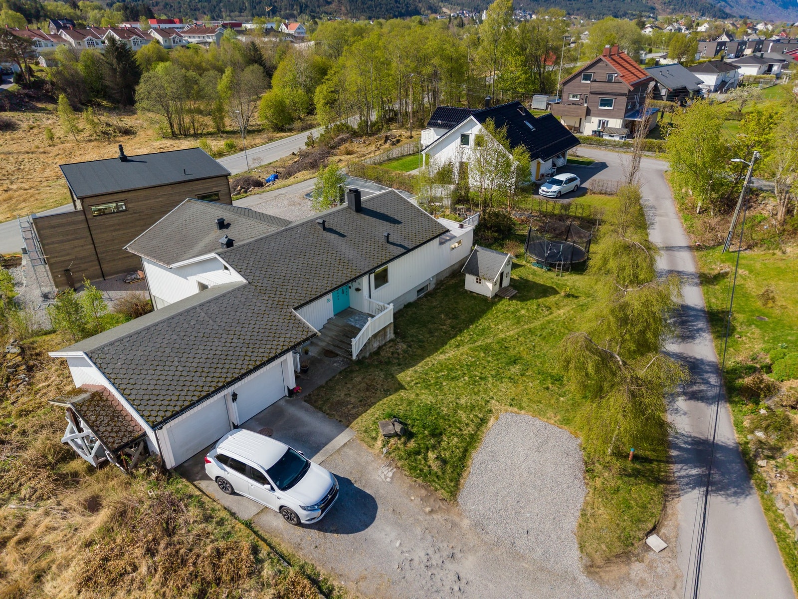 I tillegg til garasjen er det gode parkeringsmuligheter på eiendommen. Galleribilde