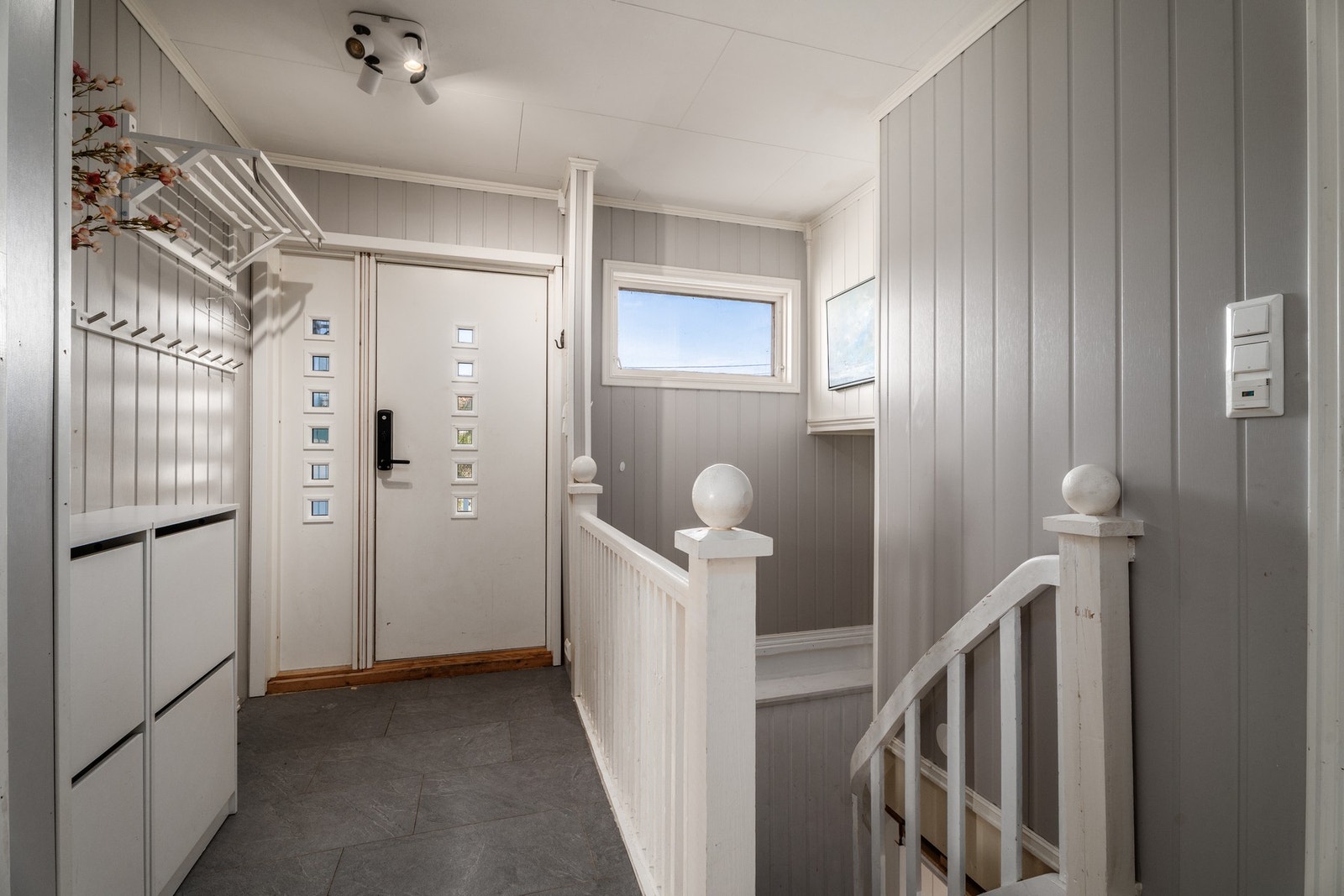 Boligens inngangsparti med trapp ned til underetasjen. Galleribilde