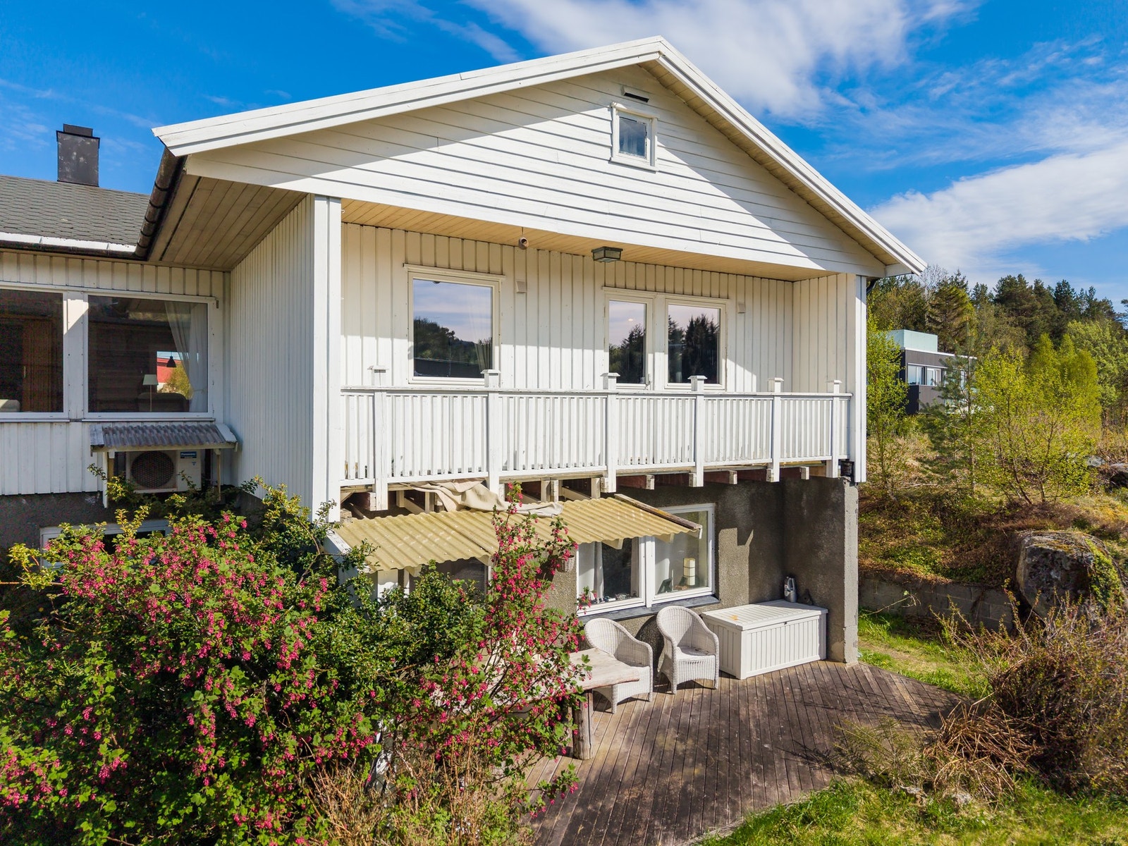 Balkong til hoveddelen og terrasse tilhørende utleiedelen. Galleribilde