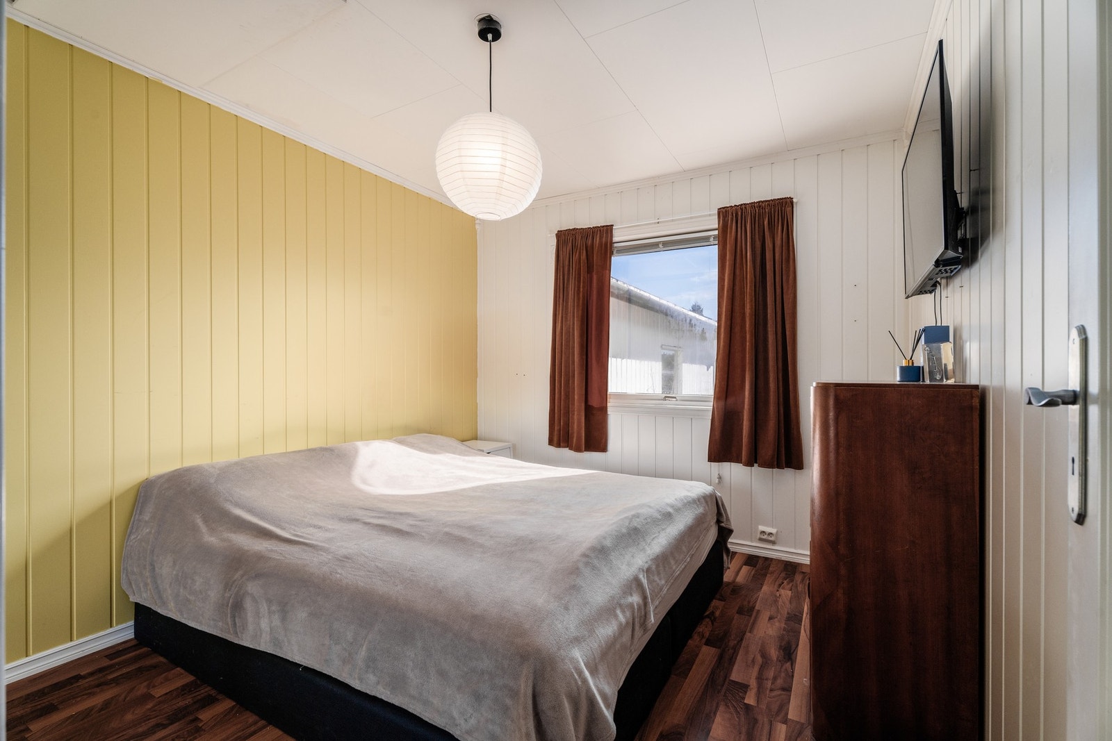 Boligen har til sammen fire soverom, hvorav tre ligger i hoveddelen og en i utleiedelen. Galleribilde