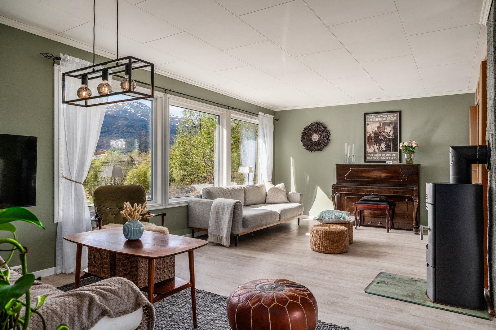 En innholdsrik enebolig med egen utleiedel, mange rom og flotte uteområder. Galleribilde