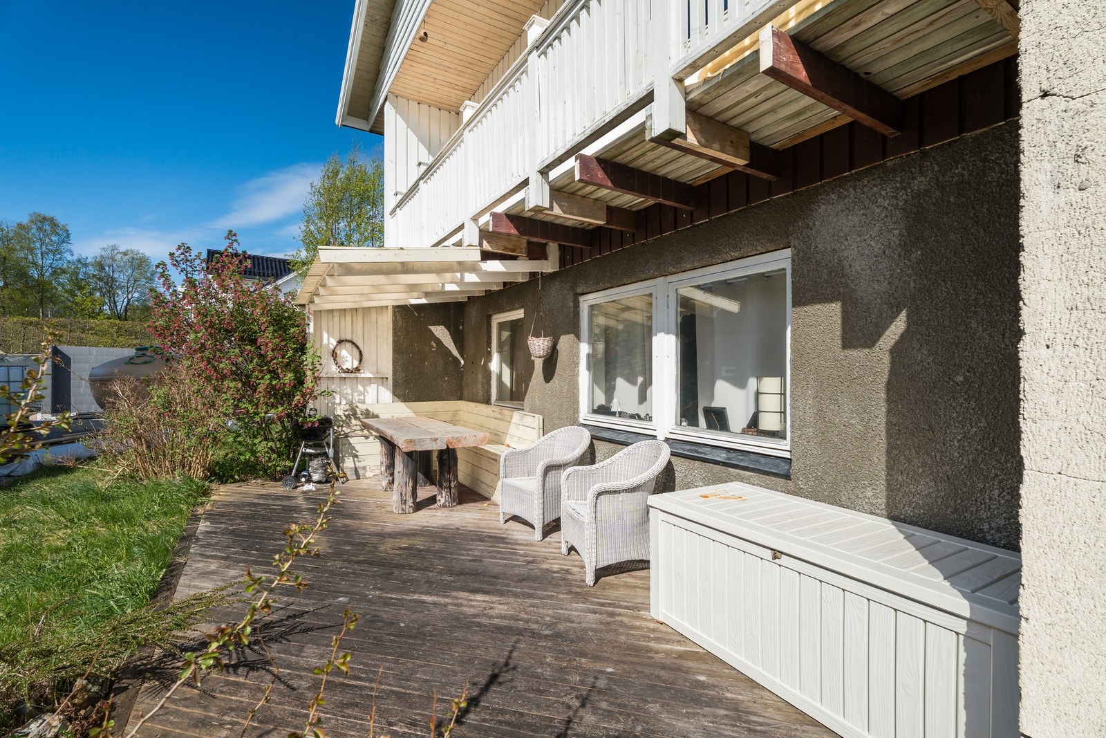 Utleiedelen har et eget skjermet uteområde, som gir både deg og leietaker mulighet for privatliv. Galleribilde