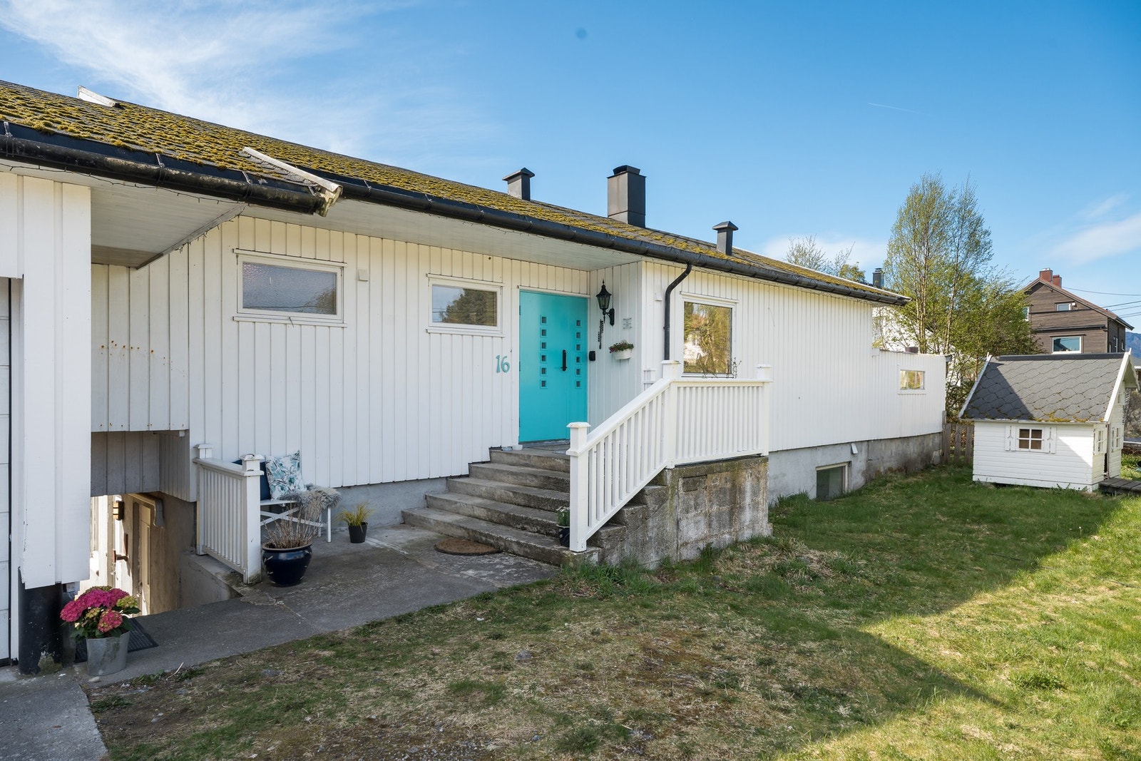 Inngangspartiet til hoveddelen er delvis overbygd og ytterdøren har en praktisk kodelås. Galleribilde