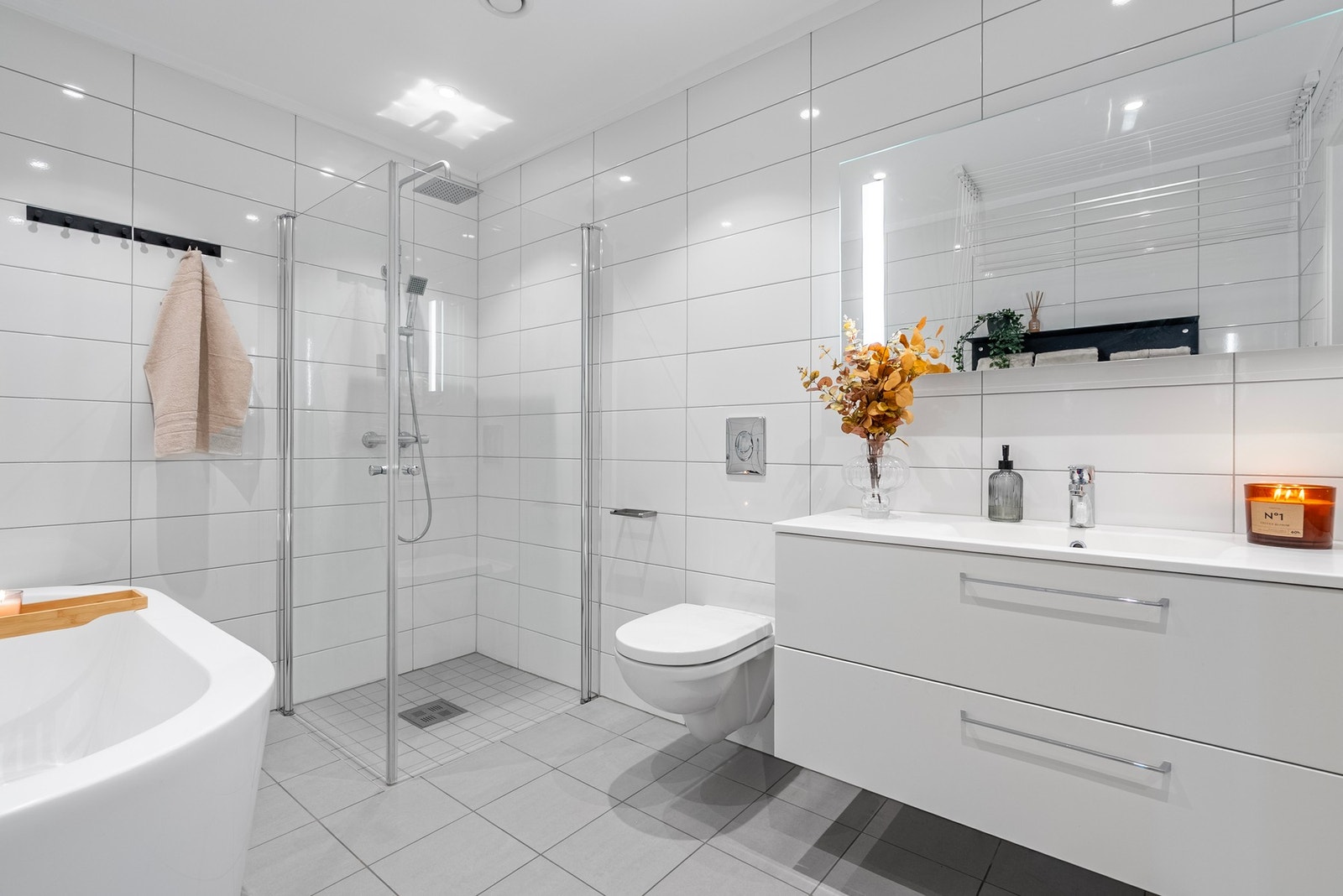 På badet i etasjen har du badekar for avslapning, men også dusjhjørne for en rask dusj Galleribilde