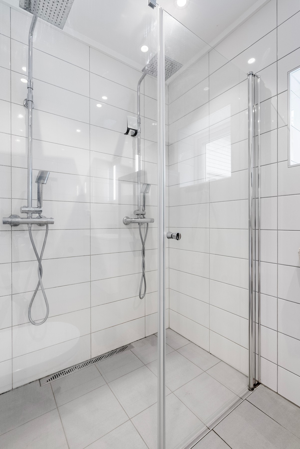 Ingen grunn til å haste i dusjen når det er god plass til flere, som gir en komfortabel og eksklusiv opplevelse Galleribilde