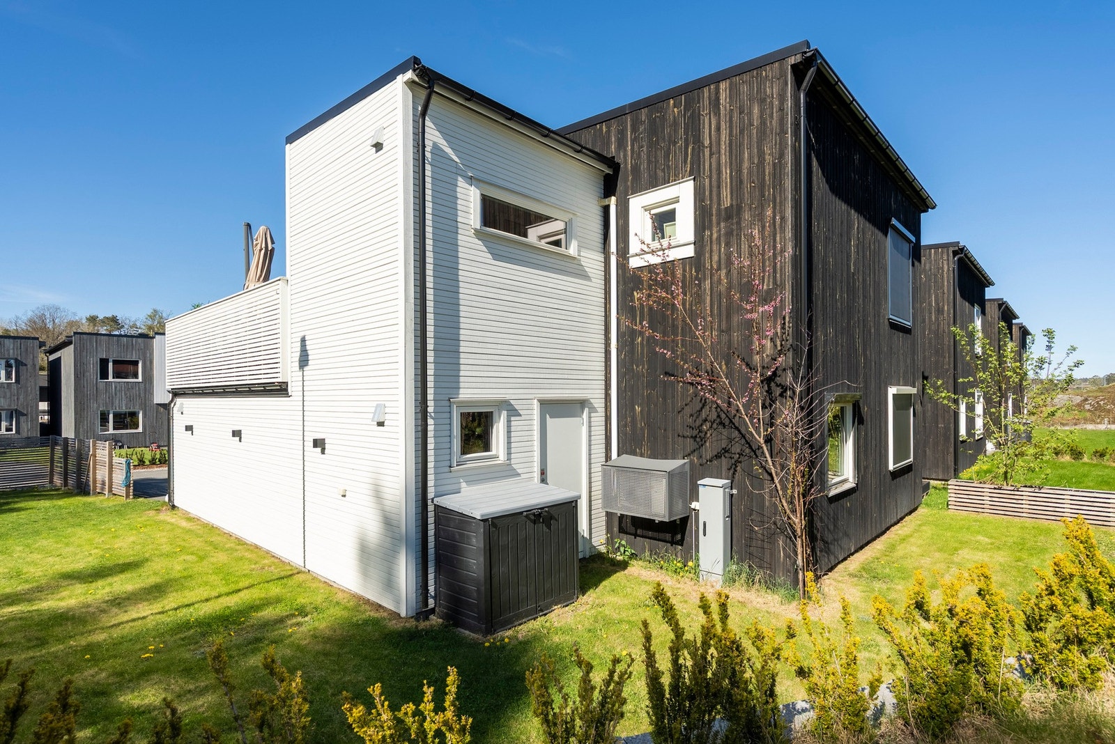 Hageområde på tre sider av huset, som gjør det enkelt å tilpasse seg solen og utnytte tomten optimalt Galleribilde