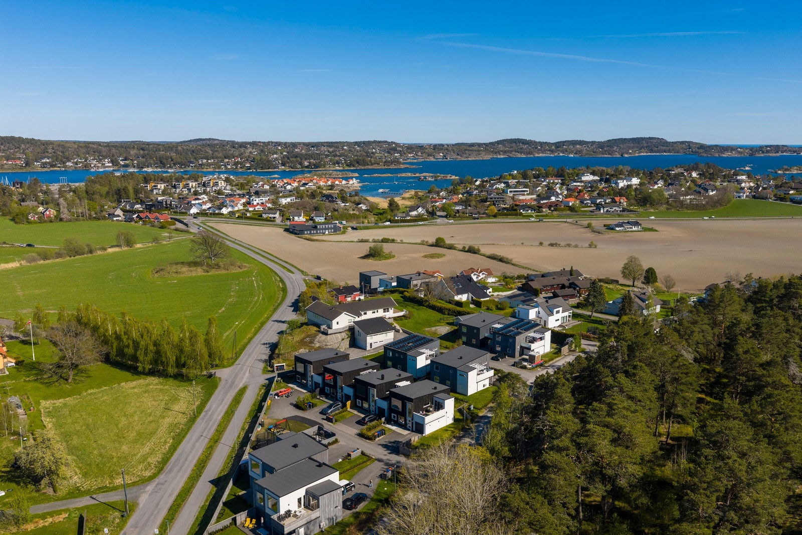 Landlig og fredelig beliggenhet, samtidig med kort vei til tur, bading og byen, som gir en attraktiv kombinasjon Galleribilde