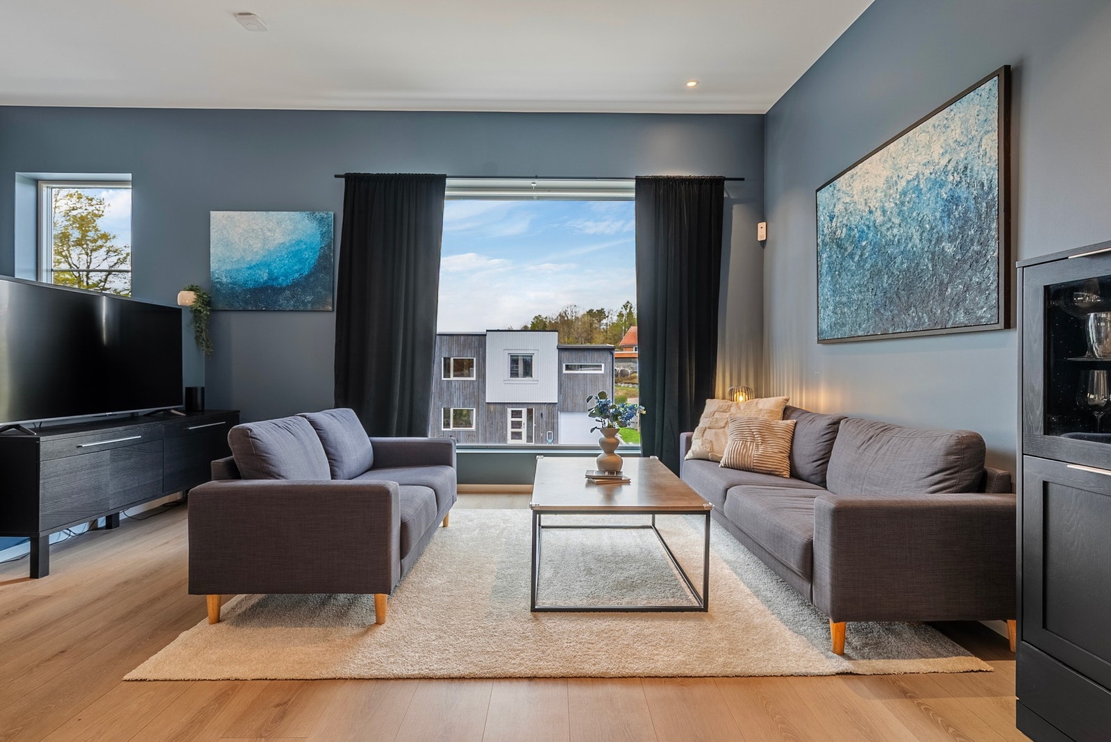 Store vindusflater fra gulv til tak gir rikelig lysinnslipp på dagtid, mens downlights i taket sørger for en behagelig belysning på kvelden Galleribilde