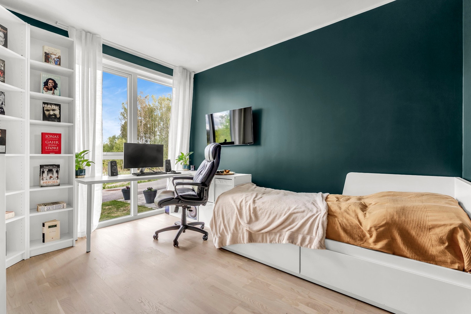 Soverommet nede har smart innredning med rikelig oppbevaringsplass i hyller. Rommet fungerer godt som hjemmekontor, om man ikke trenger fem soverom. Galleribilde