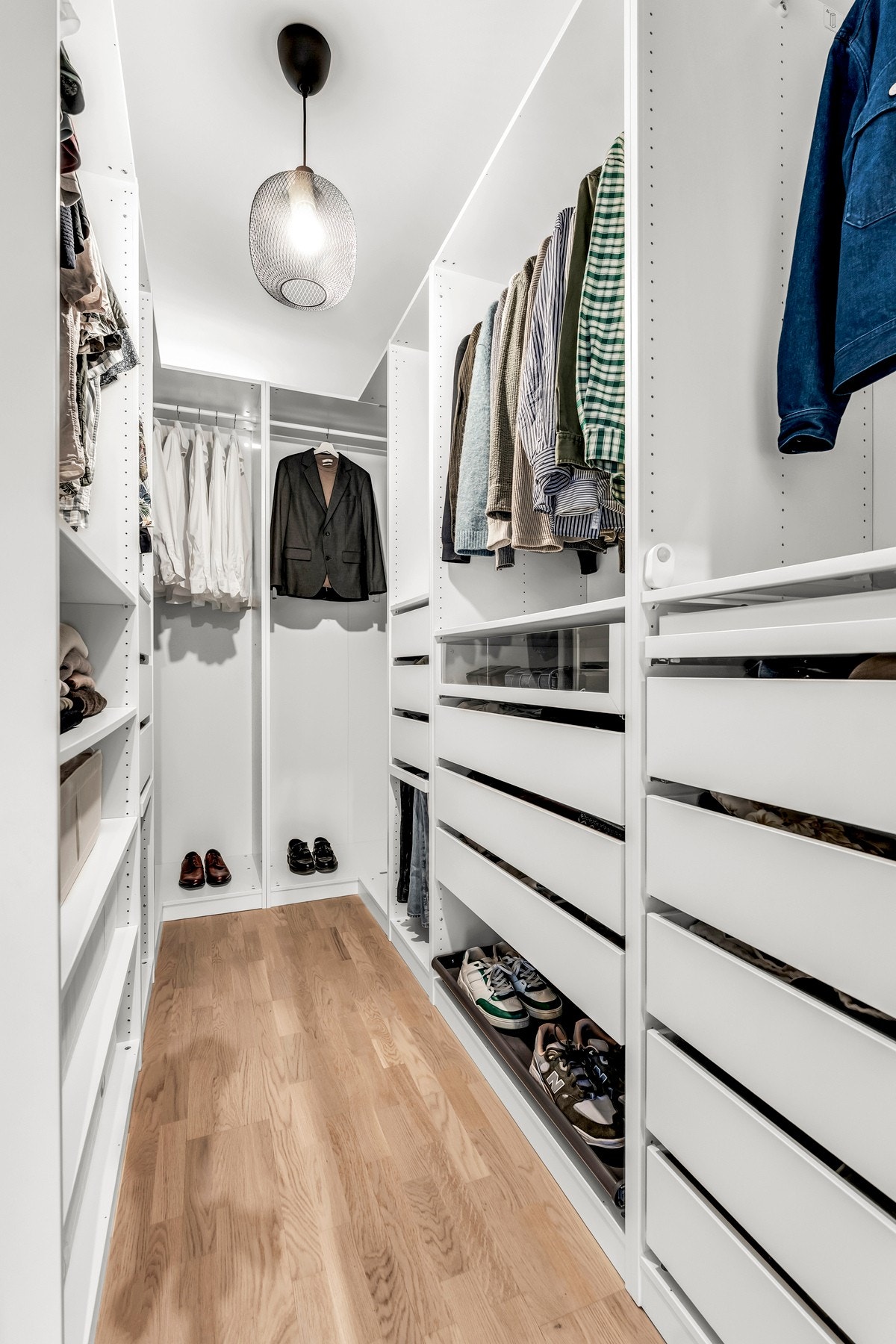 Soverommet/garderoberommet er i dag smart innredet som en større walk-in-garderobe. Galleribilde