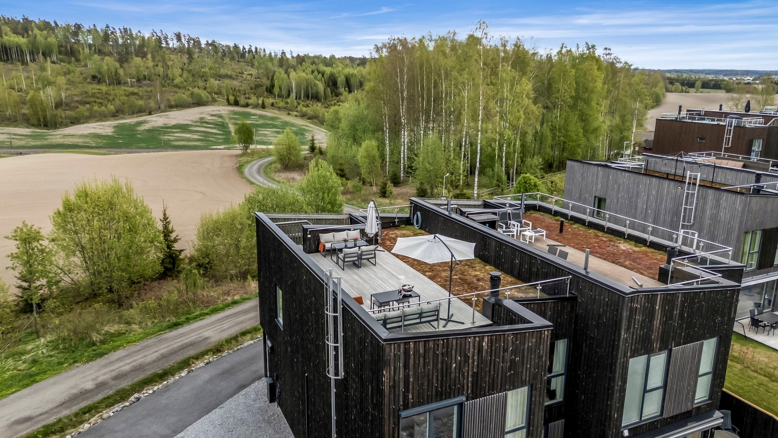 Sommerdagene kan nytes i fulle drag på egen takterrasse på ca. 35 kvm, med glassrekkverk på endene. Galleribilde
