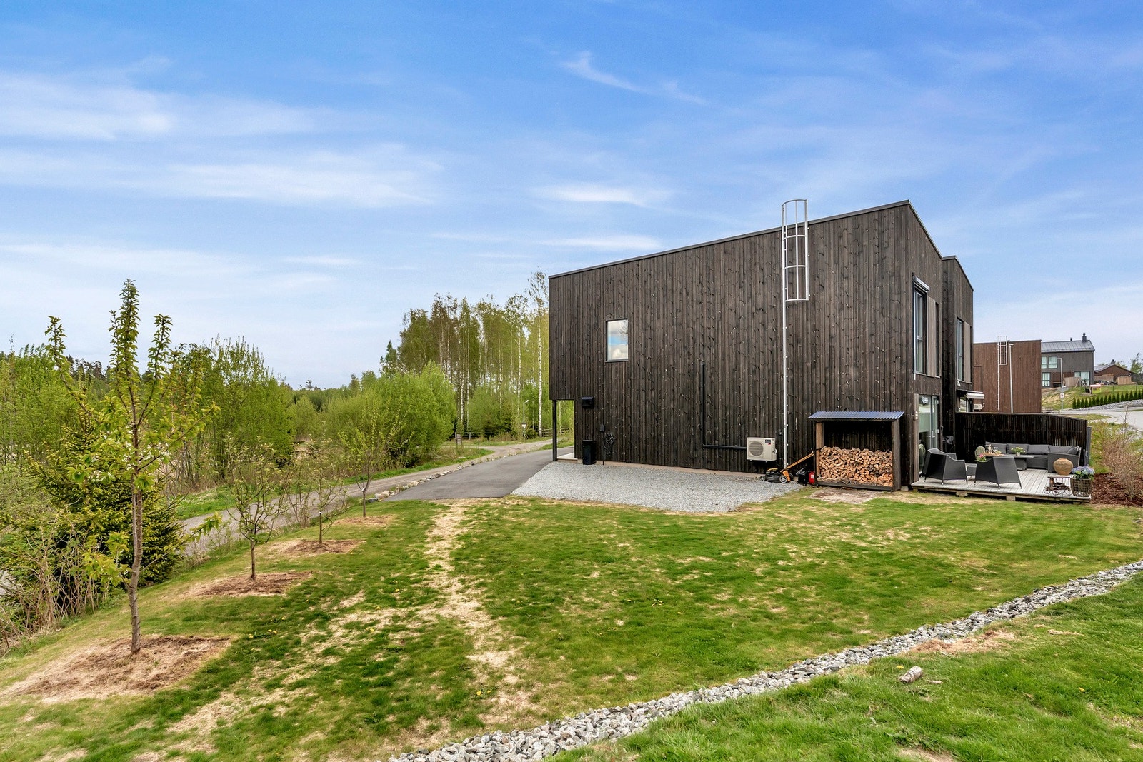 Stort og flott hageareal tilhørende boligen. Usjenert hage på enden av feltet hvor barna kan leke. Gode arealer for grønnsaker, beplantning mm. Galleribilde