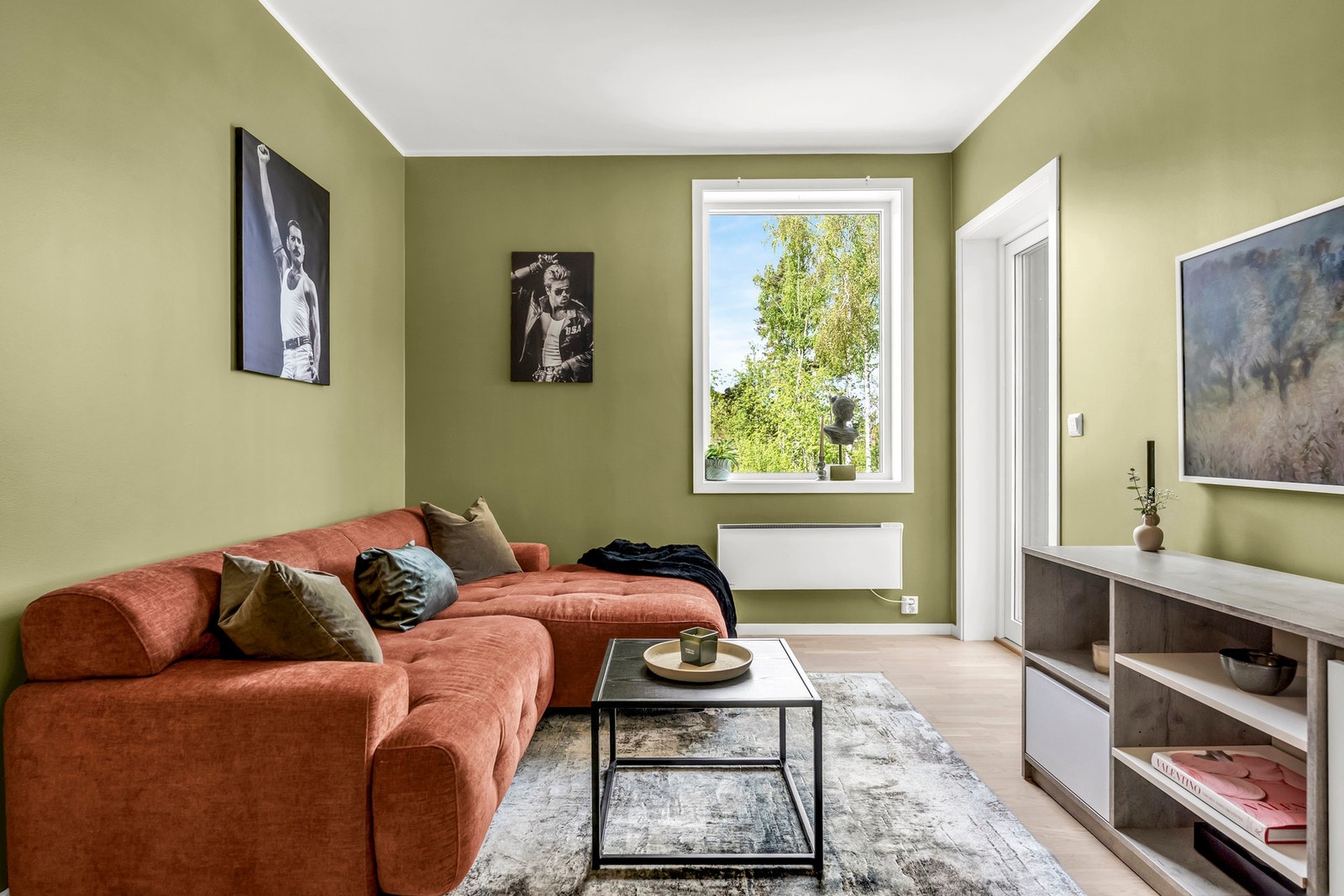 Rikelig med naturlig lys og utsikt over skogsarealene Galleribilde